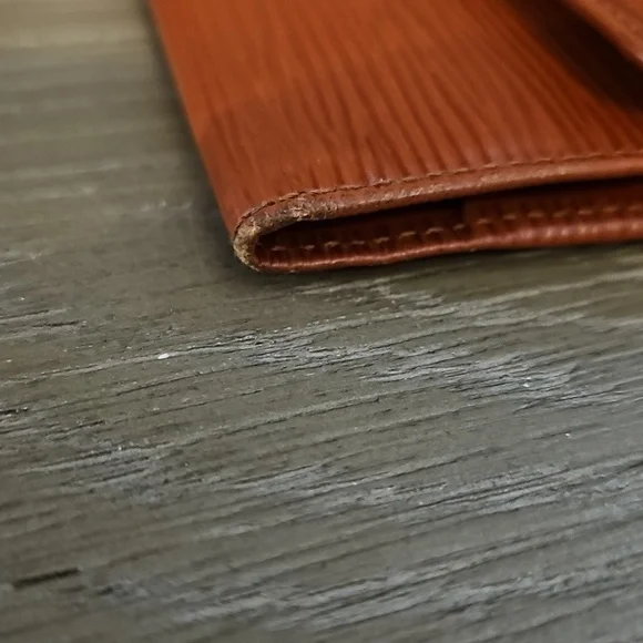 Louis Vuitton VINTAGE SALE Brown Epi Trifold Wallet - Picture 9 of 10